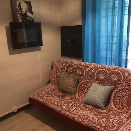 Studio "Maryline" Sejours Parisiens Abordables - Rez De Chaussee Sur Beau Patio Ombrage- Accessible Handcaps - Grand Canape-Lit Clic Clac 2 Places - Cuisine Equipee - Salle De Bains - 5 Minutes Du Metro Brochant Ligne 13,Bus 74 Et 31 Exterior foto