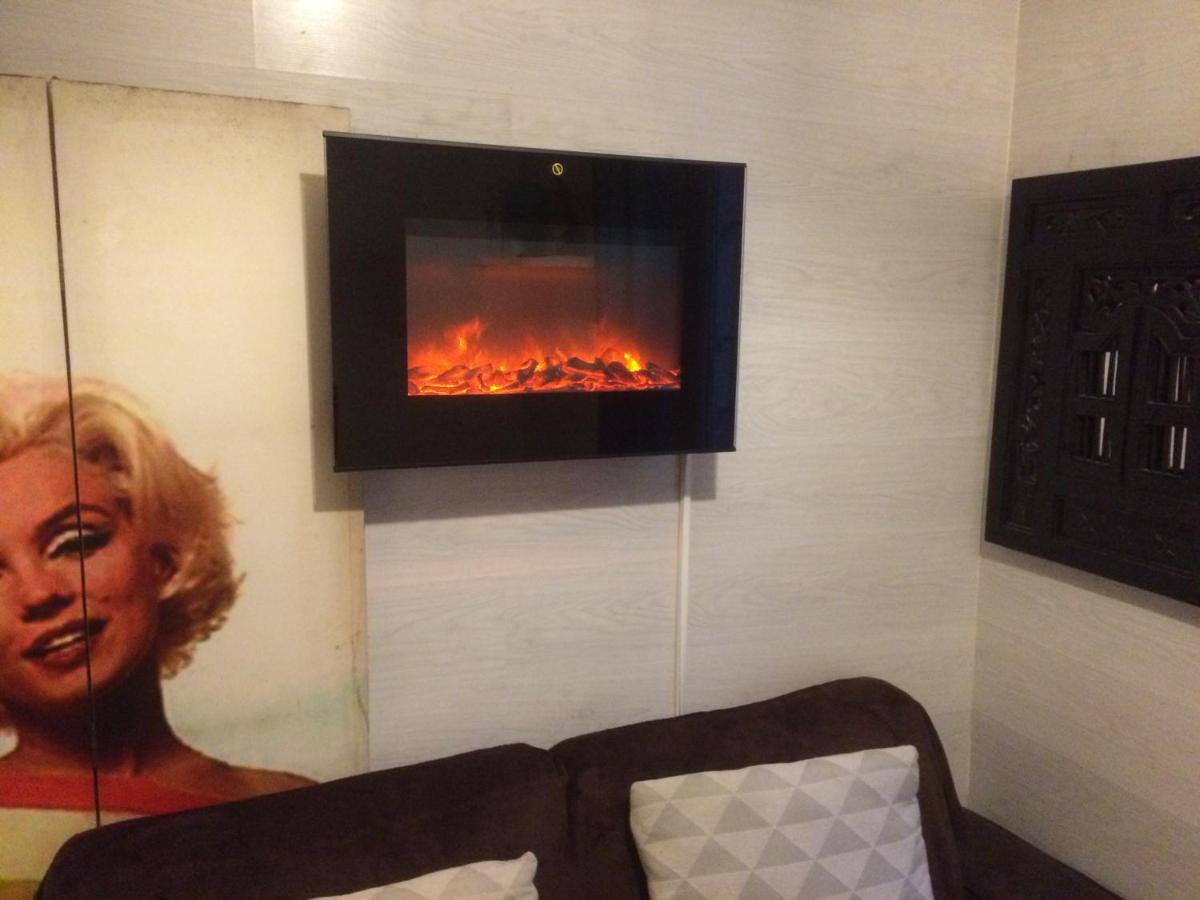 Studio "Maryline" Sejours Parisiens Abordables - Rez De Chaussee Sur Beau Patio Ombrage- Accessible Handcaps - Grand Canape-Lit Clic Clac 2 Places - Cuisine Equipee - Salle De Bains - 5 Minutes Du Metro Brochant Ligne 13,Bus 74 Et 31 Exterior foto