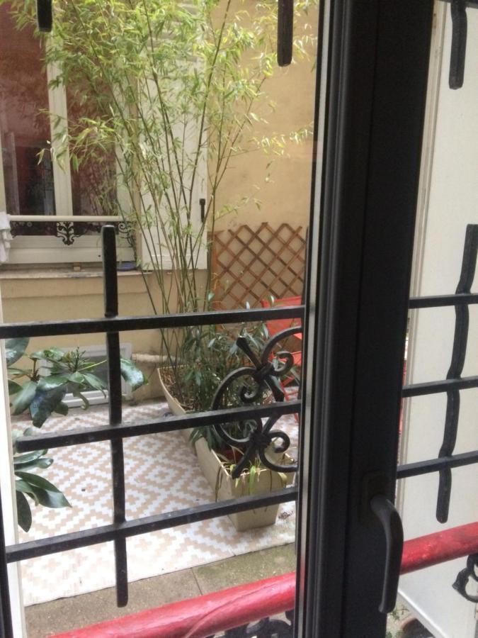Studio "Maryline" Sejours Parisiens Abordables - Rez De Chaussee Sur Beau Patio Ombrage- Accessible Handcaps - Grand Canape-Lit Clic Clac 2 Places - Cuisine Equipee - Salle De Bains - 5 Minutes Du Metro Brochant Ligne 13,Bus 74 Et 31 Exterior foto