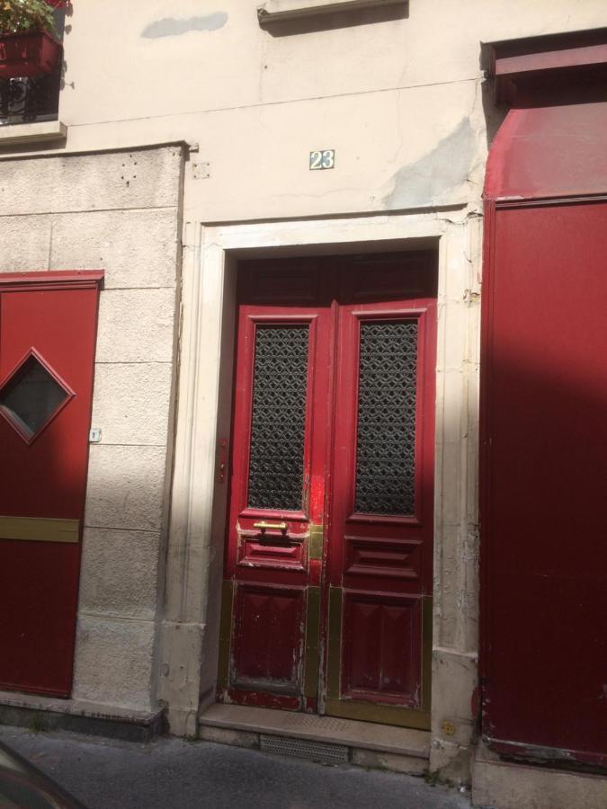 Studio "Maryline" Sejours Parisiens Abordables - Rez De Chaussee Sur Beau Patio Ombrage- Accessible Handcaps - Grand Canape-Lit Clic Clac 2 Places - Cuisine Equipee - Salle De Bains - 5 Minutes Du Metro Brochant Ligne 13,Bus 74 Et 31 Exterior foto