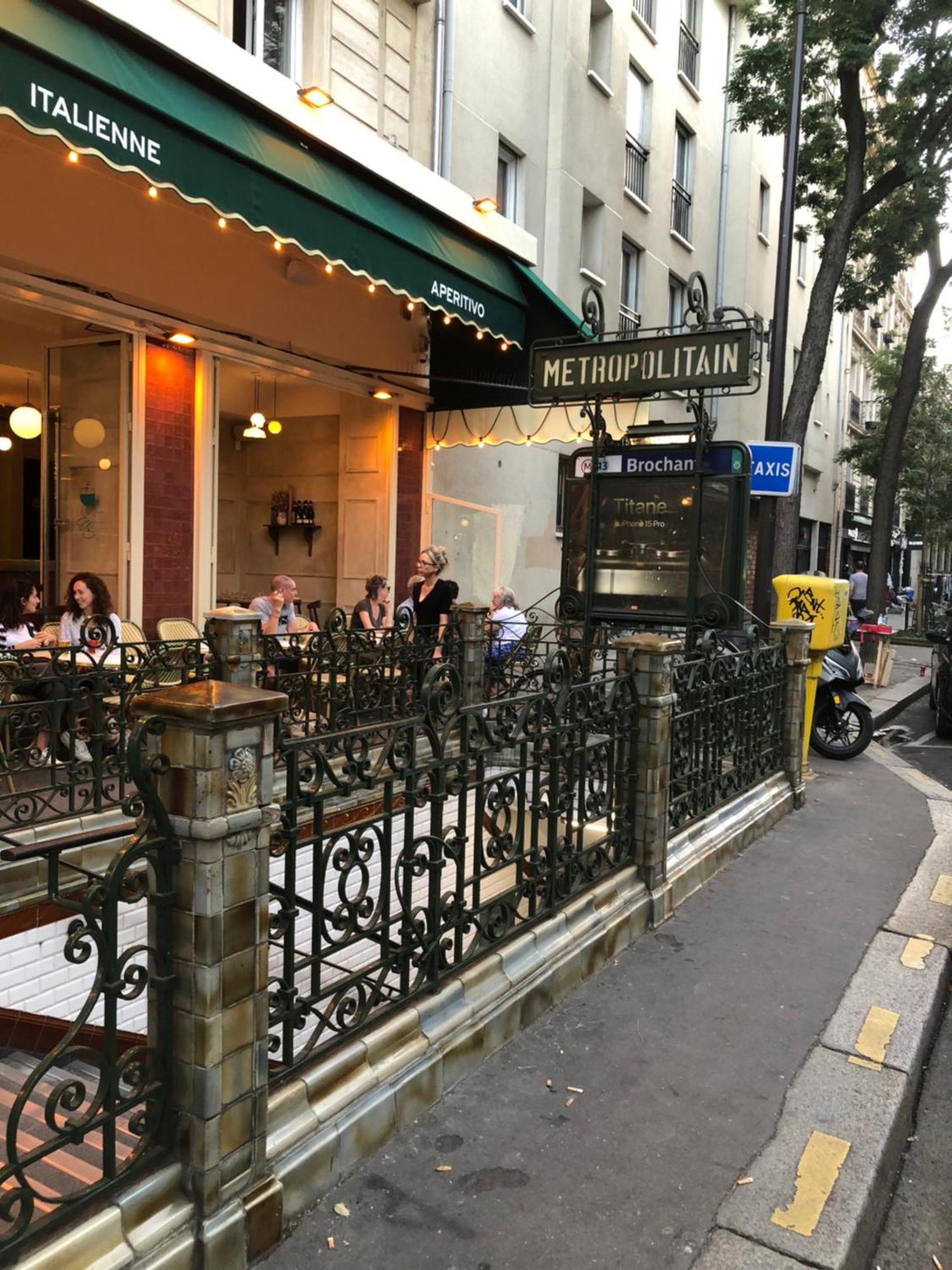 Studio "Maryline" Sejours Parisiens Abordables - Rez De Chaussee Sur Beau Patio Ombrage- Accessible Handcaps - Grand Canape-Lit Clic Clac 2 Places - Cuisine Equipee - Salle De Bains - 5 Minutes Du Metro Brochant Ligne 13,Bus 74 Et 31 Exterior foto