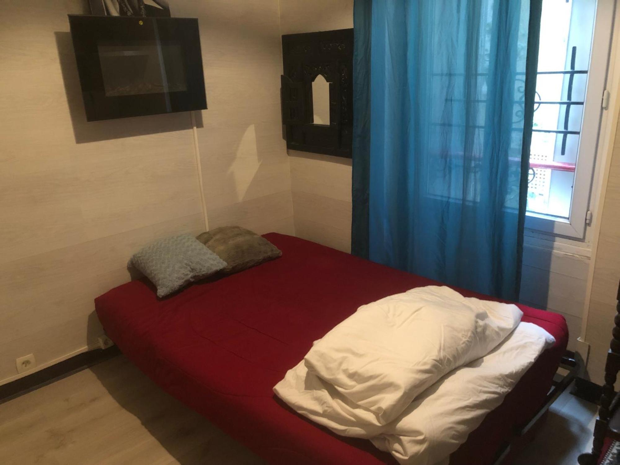 Studio "Maryline" Sejours Parisiens Abordables - Rez De Chaussee Sur Beau Patio Ombrage- Accessible Handcaps - Grand Canape-Lit Clic Clac 2 Places - Cuisine Equipee - Salle De Bains - 5 Minutes Du Metro Brochant Ligne 13,Bus 74 Et 31 Exterior foto