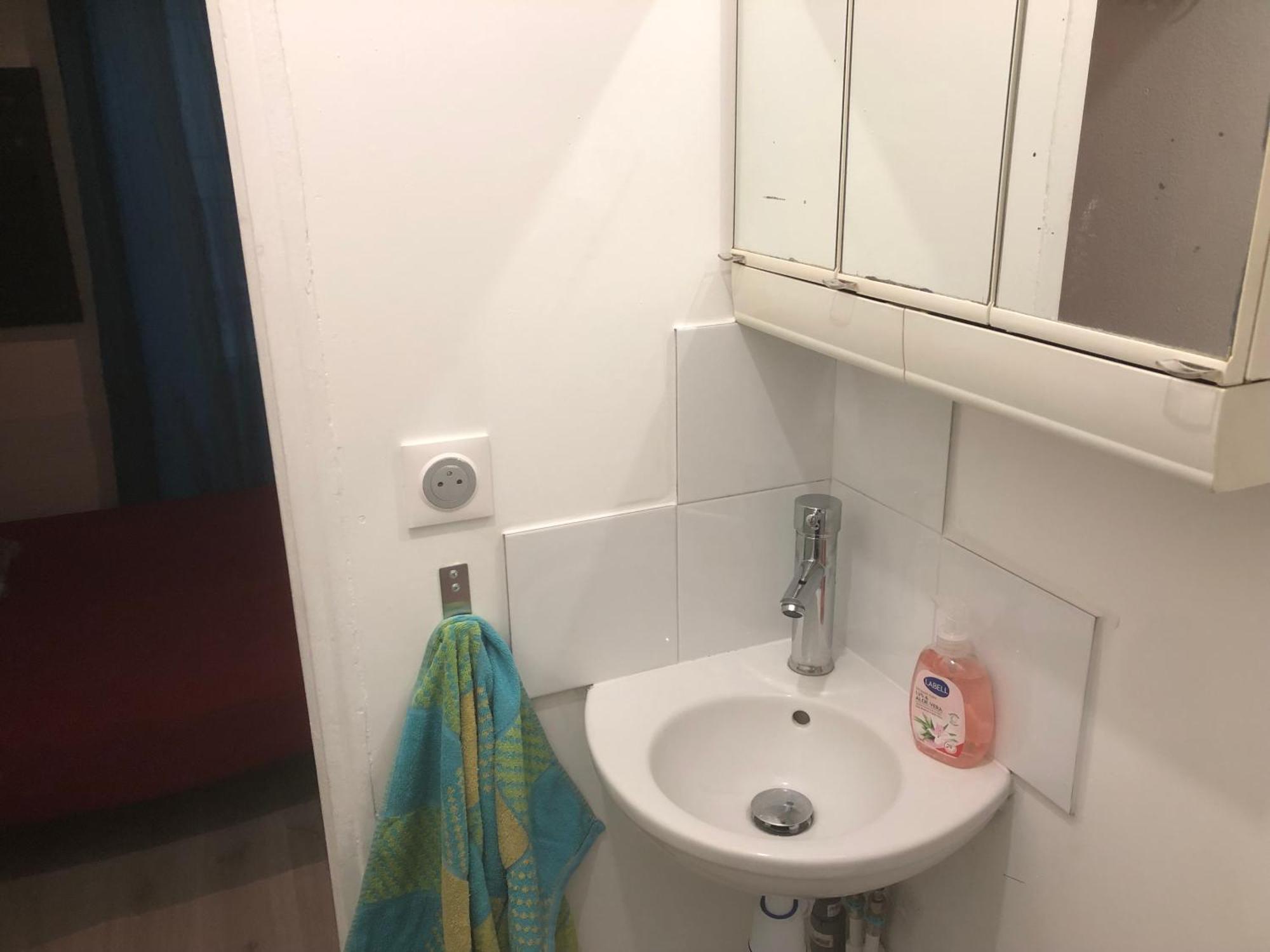 Studio "Maryline" Sejours Parisiens Abordables - Rez De Chaussee Sur Beau Patio Ombrage- Accessible Handcaps - Grand Canape-Lit Clic Clac 2 Places - Cuisine Equipee - Salle De Bains - 5 Minutes Du Metro Brochant Ligne 13,Bus 74 Et 31 Exterior foto